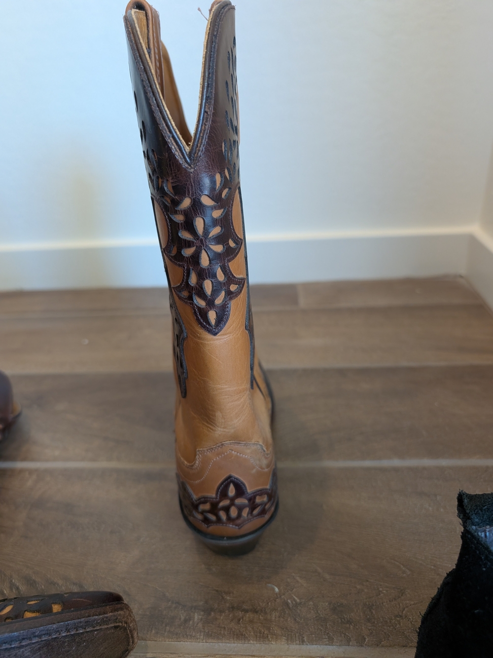 Old West Two-Tone Tan and Dark Brown Cutout Leather Heeled Cowboy Boots - Picture 10 of 11